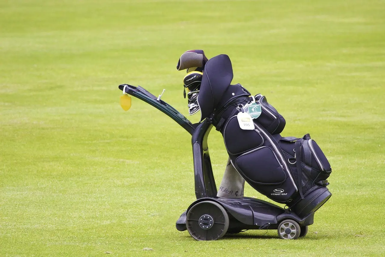 Golfbag på trolley på golfbane