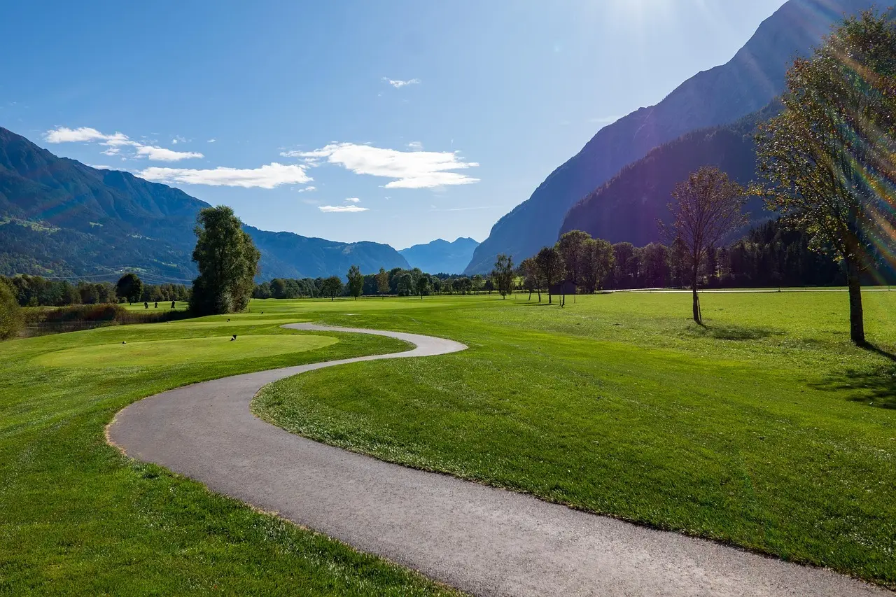 Golfbane med snoet gangsti og bjerge